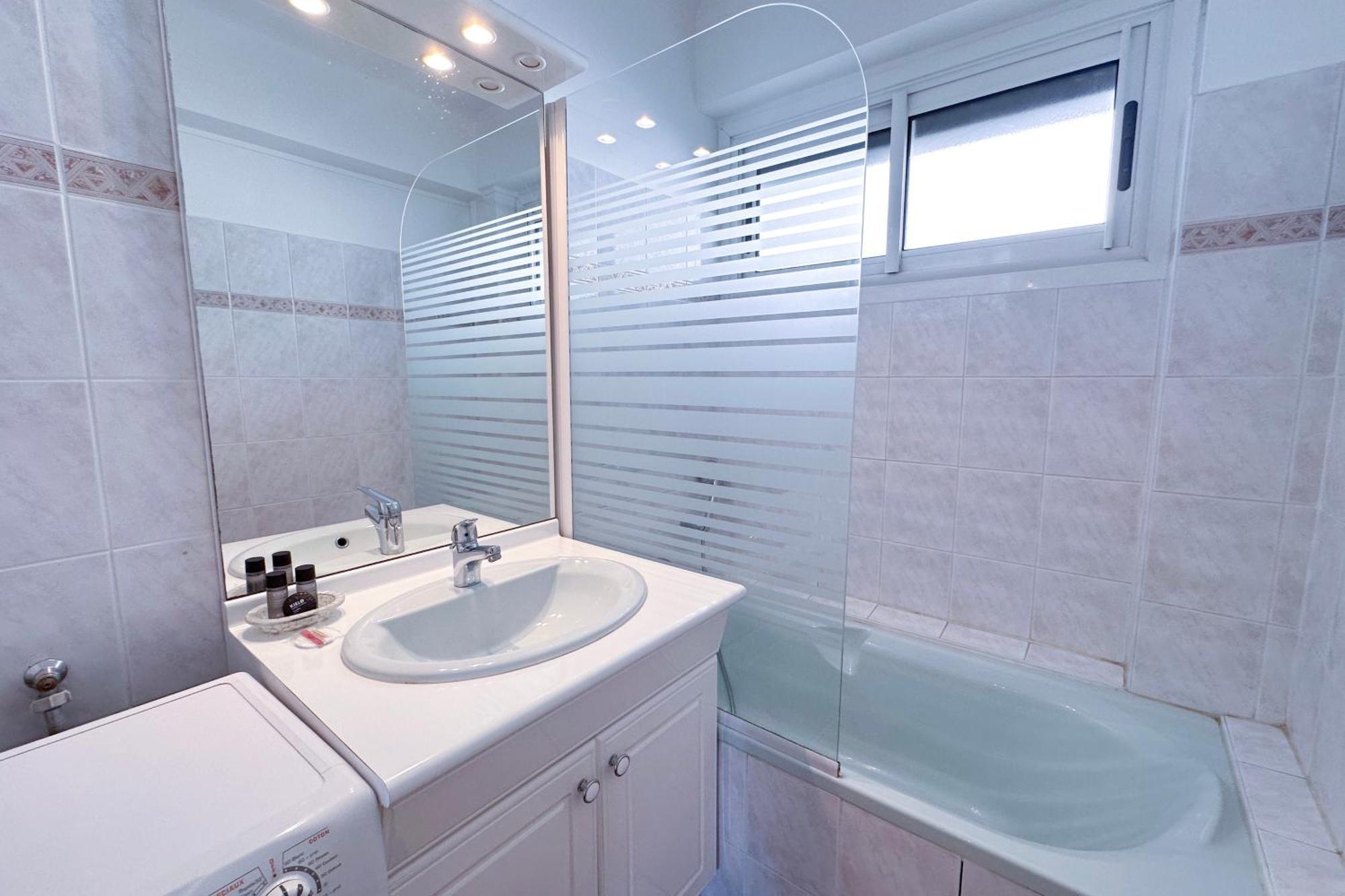 Poincare 4 - Lumineux, Renove, Et Calme A Juan Les Pins Apartamento